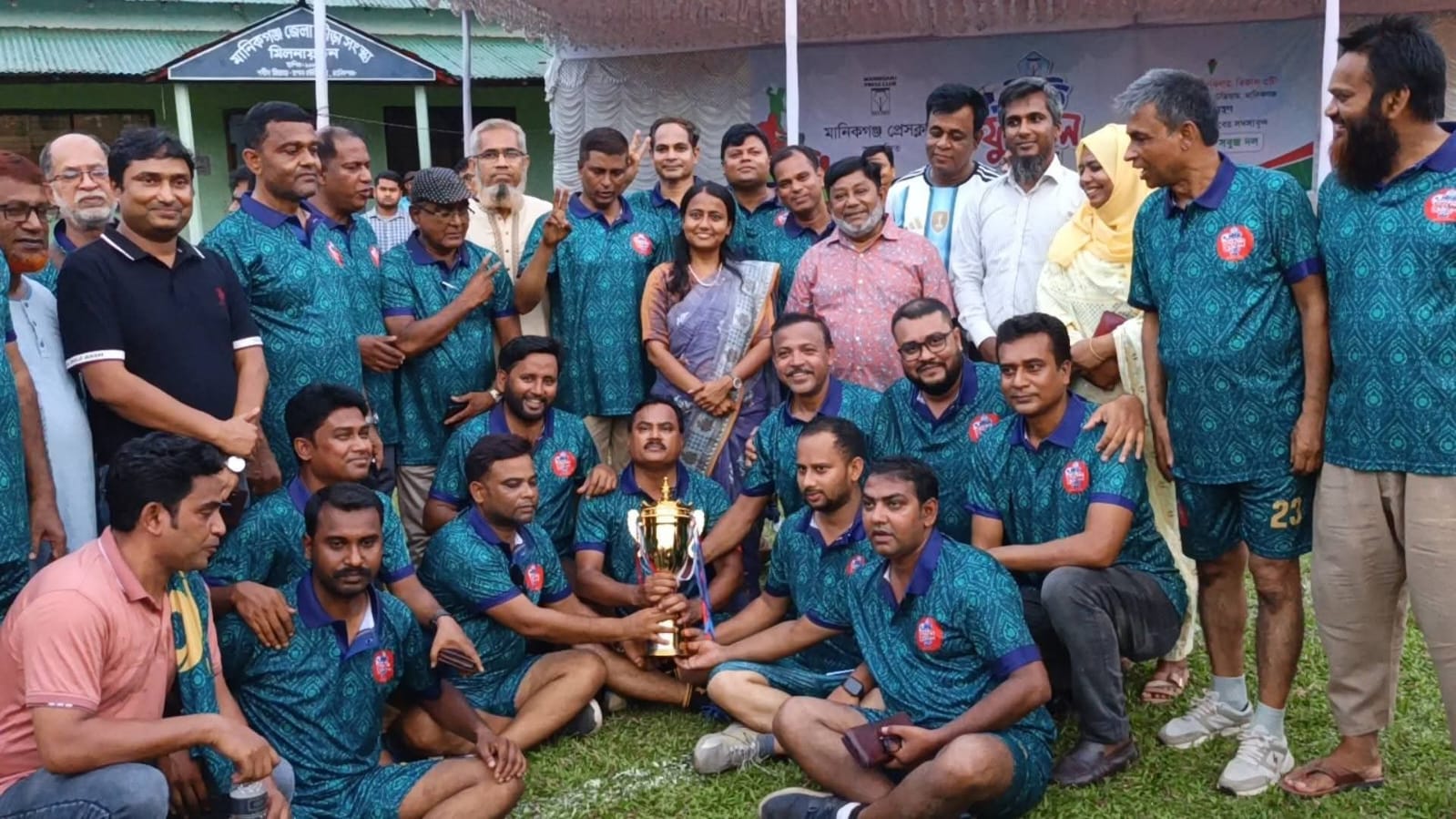 লাল দলকে ১-০ গোলে হারিয়ে সবুজ দলের শিরোপা মানিকগঞ্জ প্রেস ক্লাবের প্রীতি ফুটবল ম্যাচ অনুষ্ঠিত।